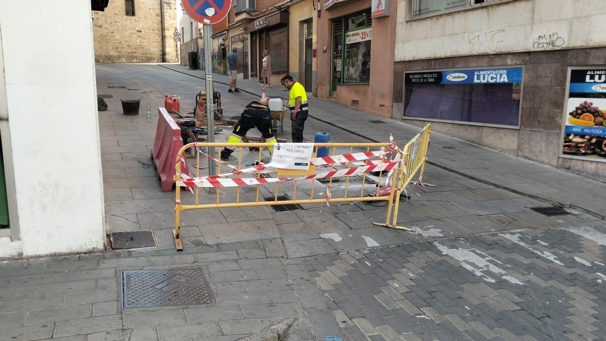 Calle cortada por obras en Zamora.