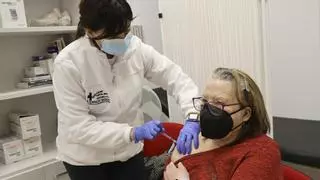 Los ambulatorios de la provincia de Alicante vacunarán sin cita previa de gripe y covid desde el lunes