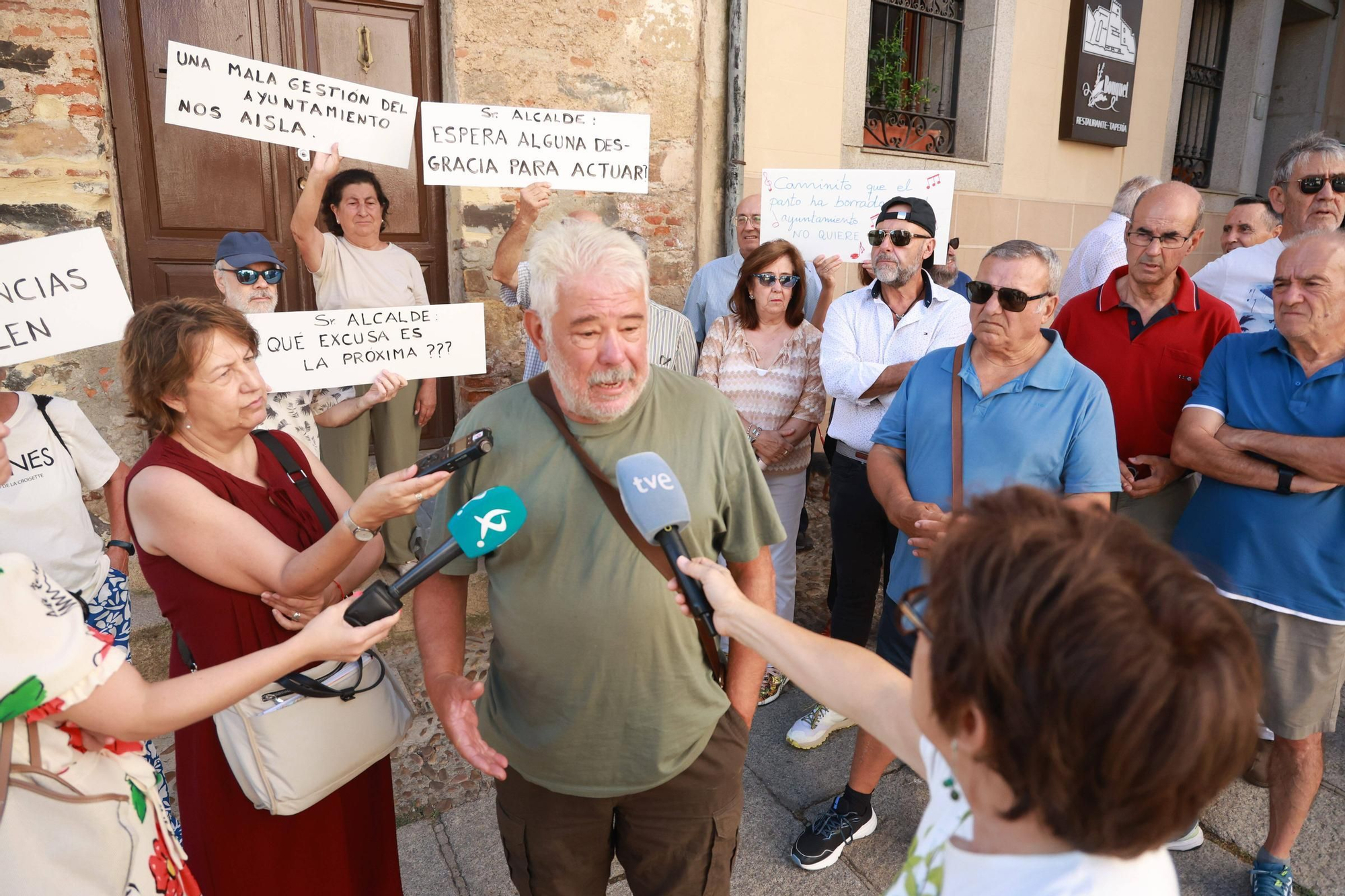 Así ha sido la protesta de los vecinos de Cuartos del Baño en Cáceres