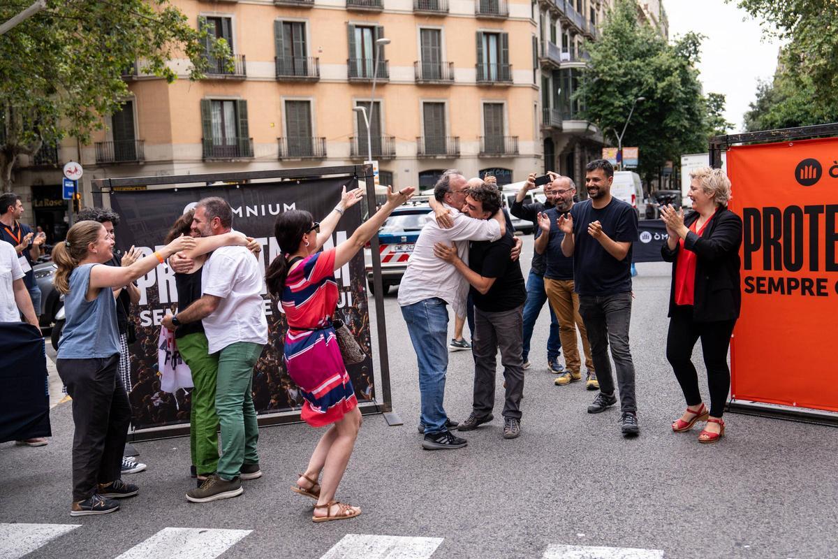 Acto de Omnium Cultural para recibir a Ruben Wagensberg, Oleguer Serra y el resto de personas que se marcharon a Suiza