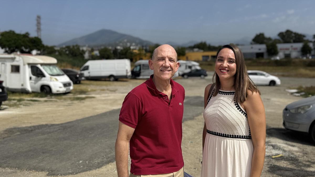 Responsables de OSP, en el descampado de Fuentenueva en el que están los empleados en autocaravanas.