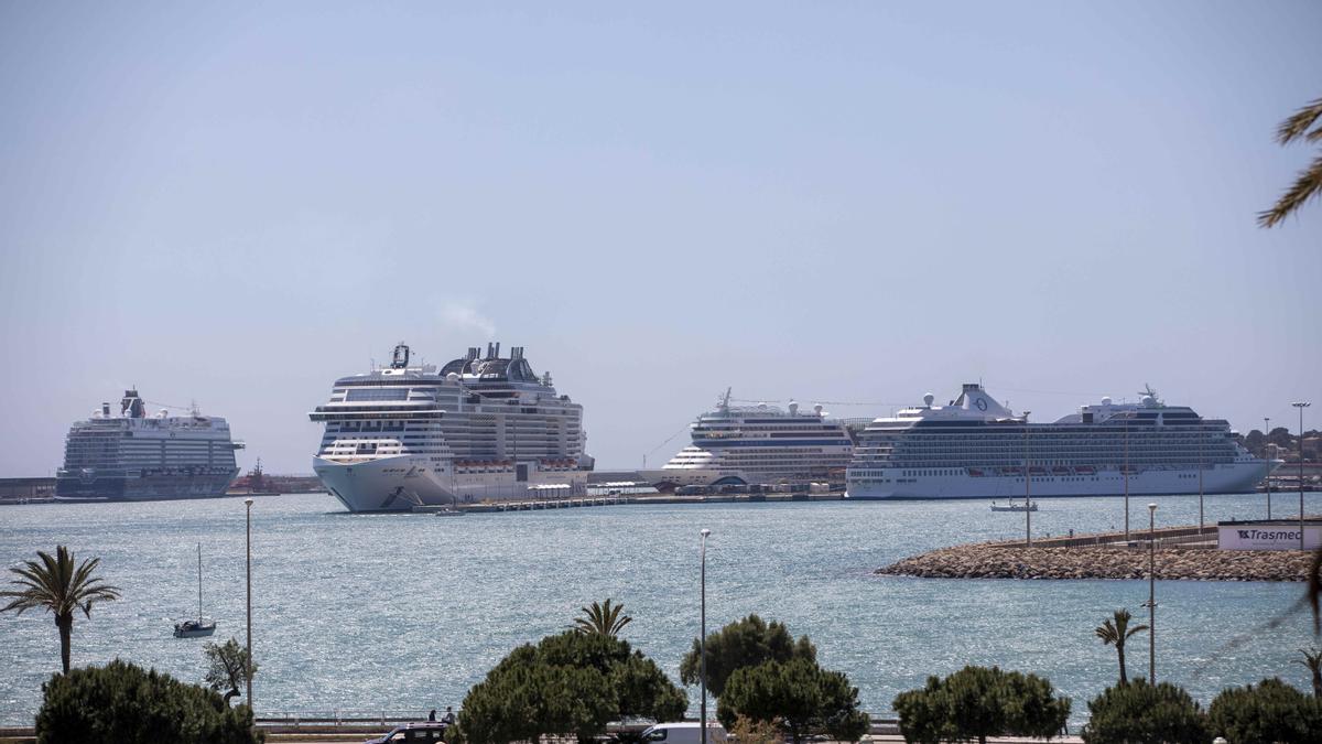 Cuatro grandes cruceros atracados en Palma este domingo