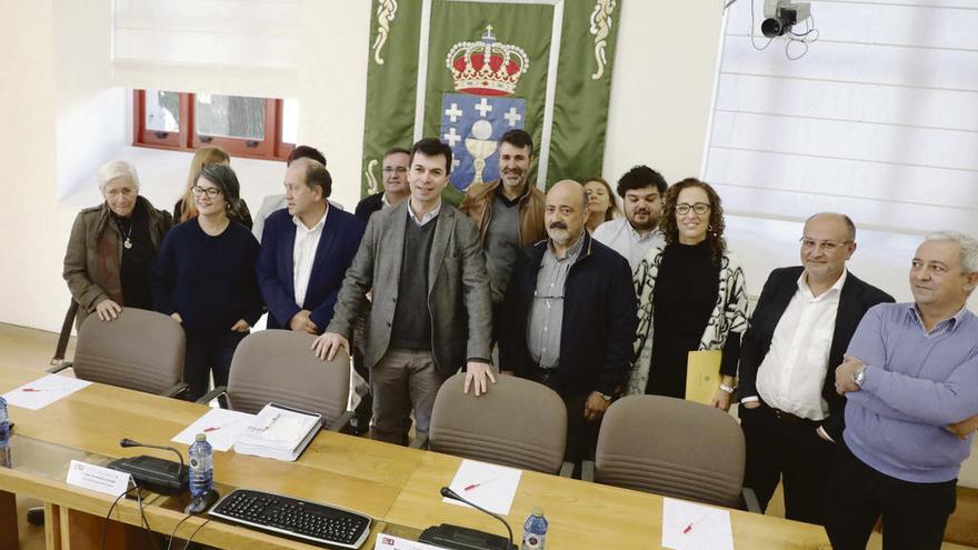 Caballero, centro, con 12 de los 14 diputados del PSdeG y Villarino a la izquierda. // Xoán Álvarez