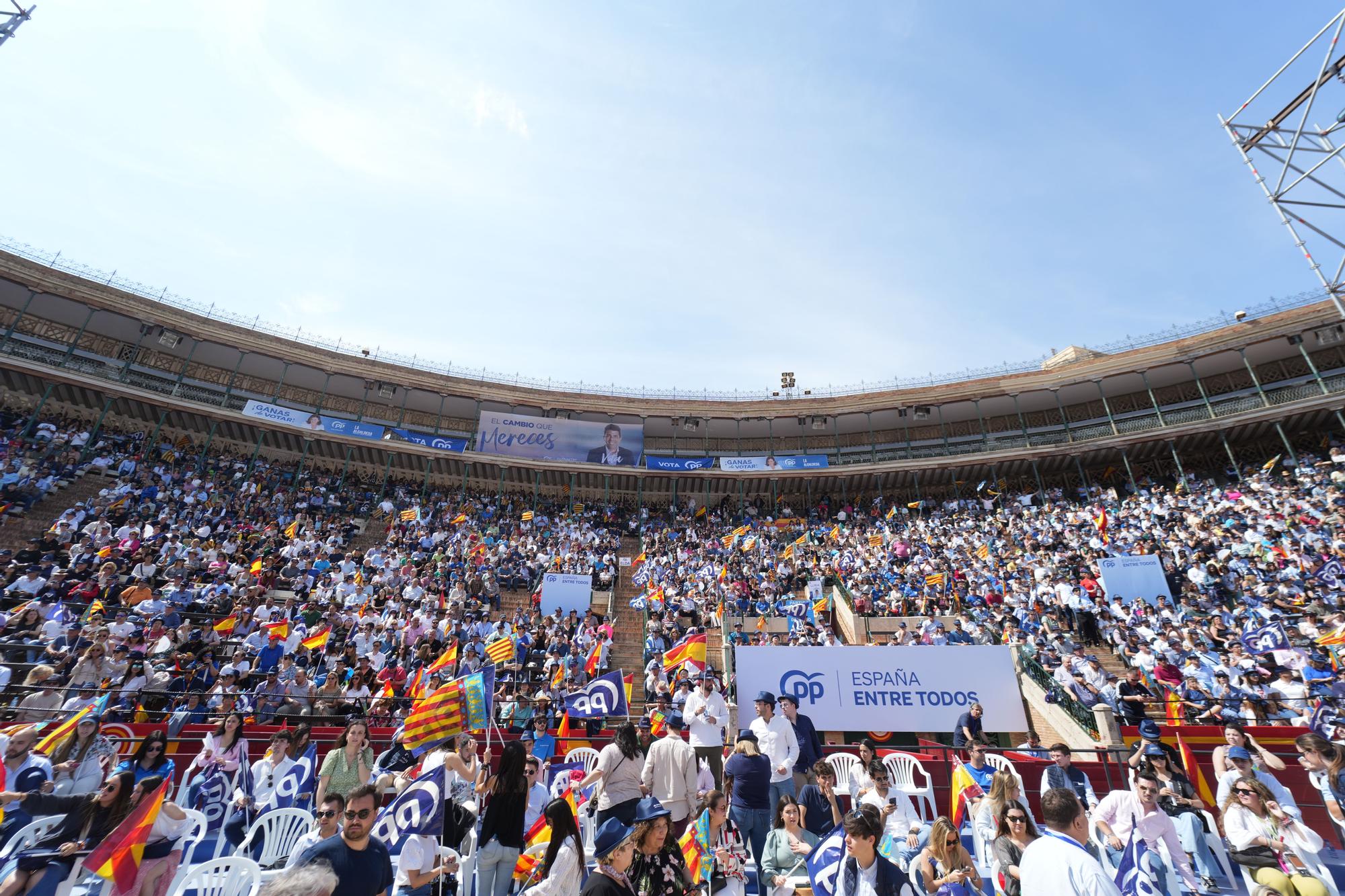 La plaza de toros de Valencia se ha llenado con 12.000 personas para asistir al acto central de campaña del PP