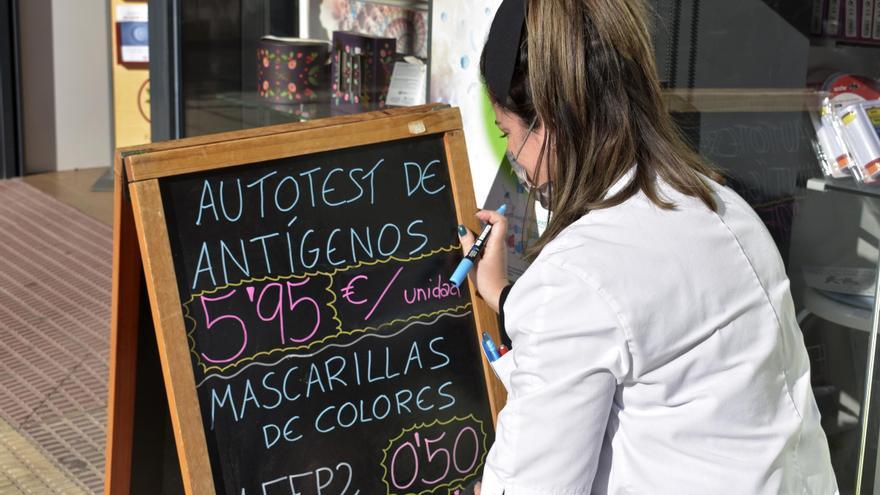 La presidenta del Colegio de Farmacéuticos advierte: &quot;Vamos a vender los test de antígenos por debajo de su precio de adquisición&quot;