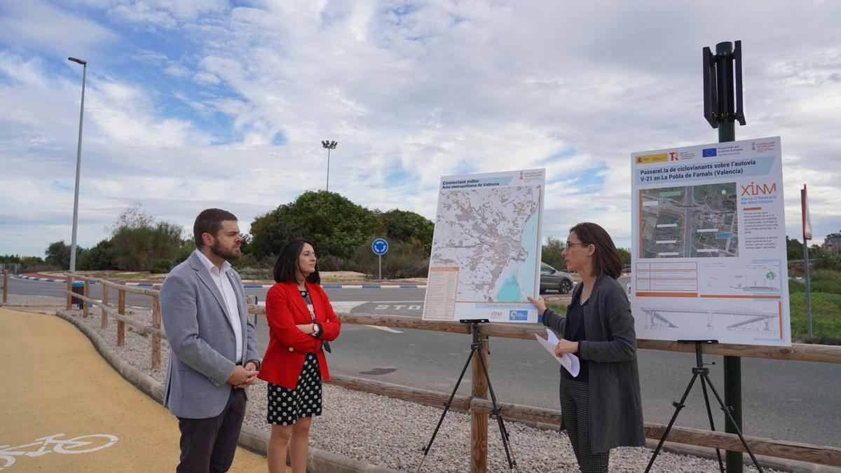 Visita de la consellera Torró a los terrenos de la futura pasarela ciclopeatonal de la Pobla.