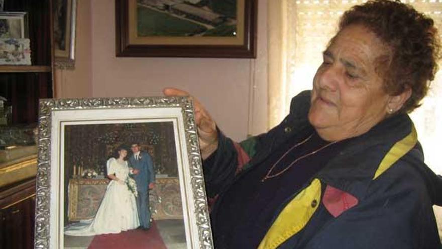 La suegra de Félix Martínez, con la foto de la boda del fallecido con su hija Ana María.