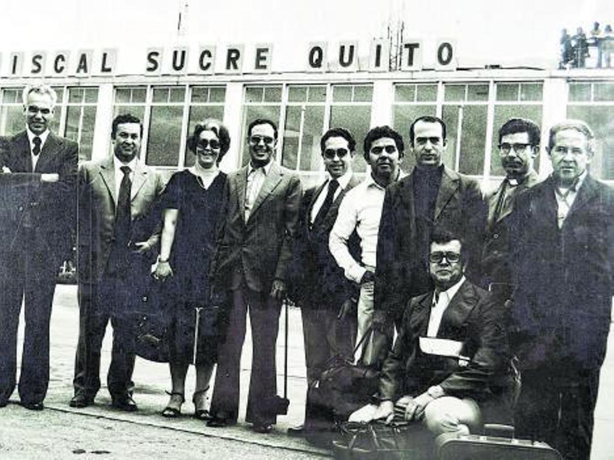 Debajo de estas líneas, Manuel González Sosa, a la izquierda, con algunos familiares y amigos en un viaje en Ecuador en los años setenta.   | LP/DLP