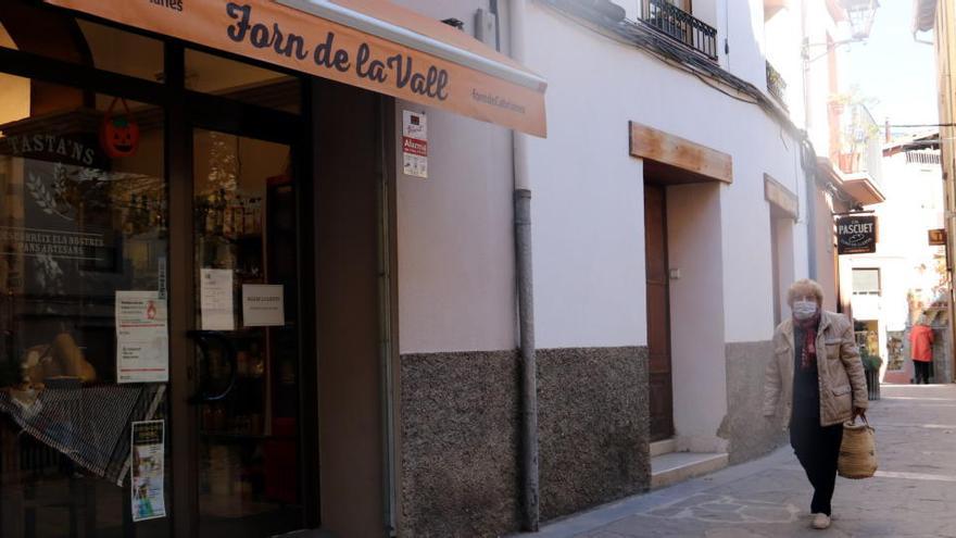 Una dona passeja per davant d&#039;un forn de pa a Sant Llorenç de Morunys