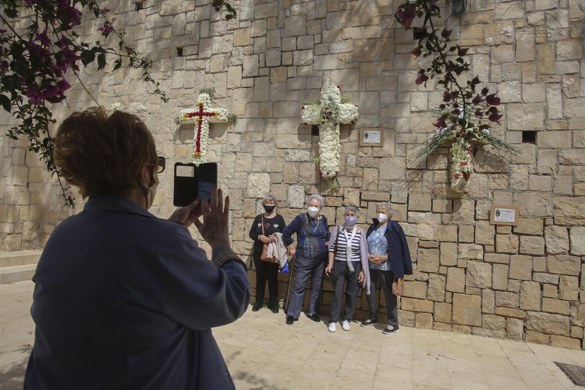 Vecinos del barrio de Santa Cruz en Alicante engalanan las calles con las tradicionales Cruces de Mayo