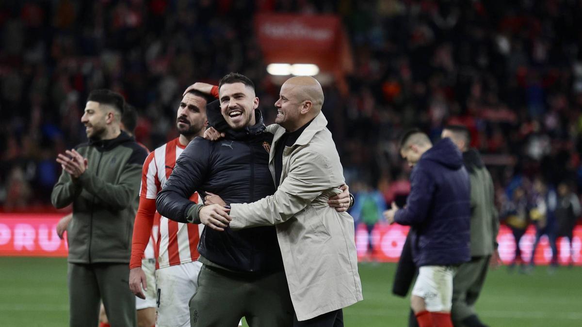 MIGUEL ANGEL RAMIREZ. ENTRENADOR DEL SPORTING CELEBRA LA VICTORIA EN EL CAMPO. YAÑEZ. MIGUEL ANGEL RAMIREZ, ENTRENADOR