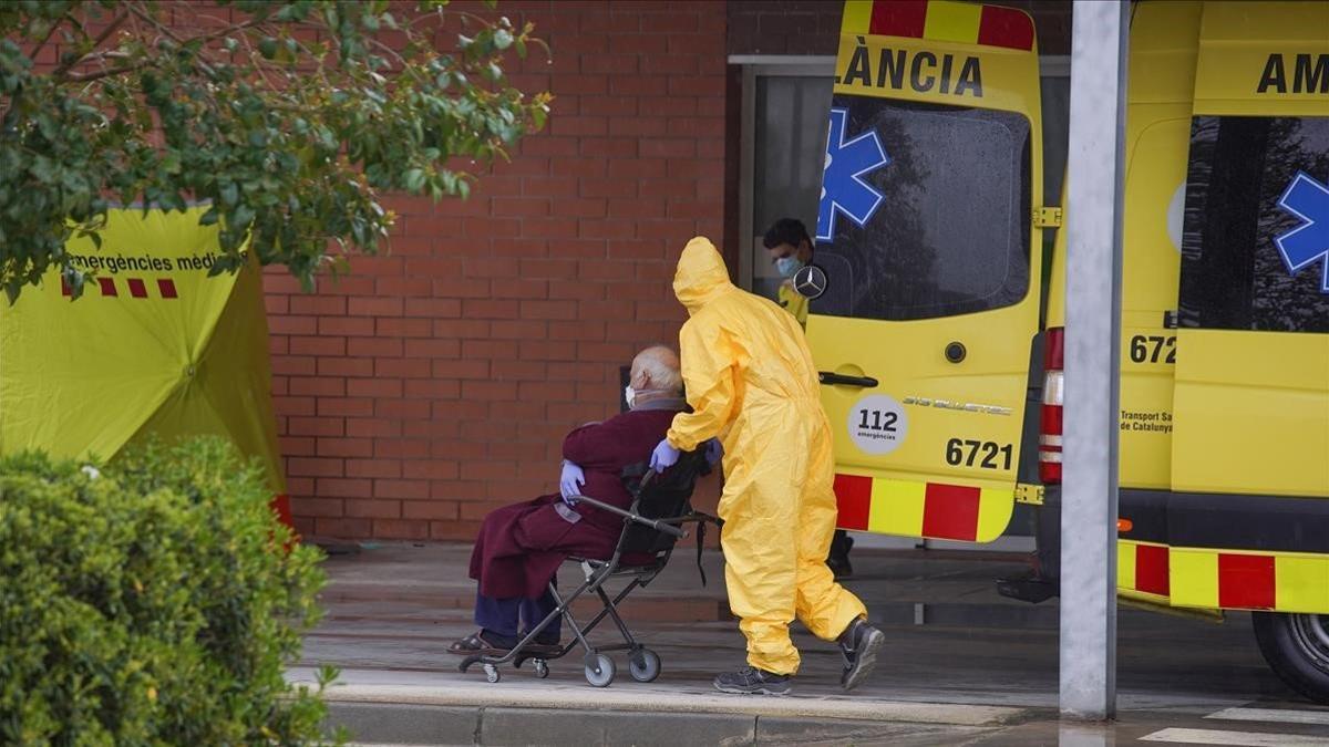 Un paciente es trasladado a las urgencias del Hospital de Igualada.