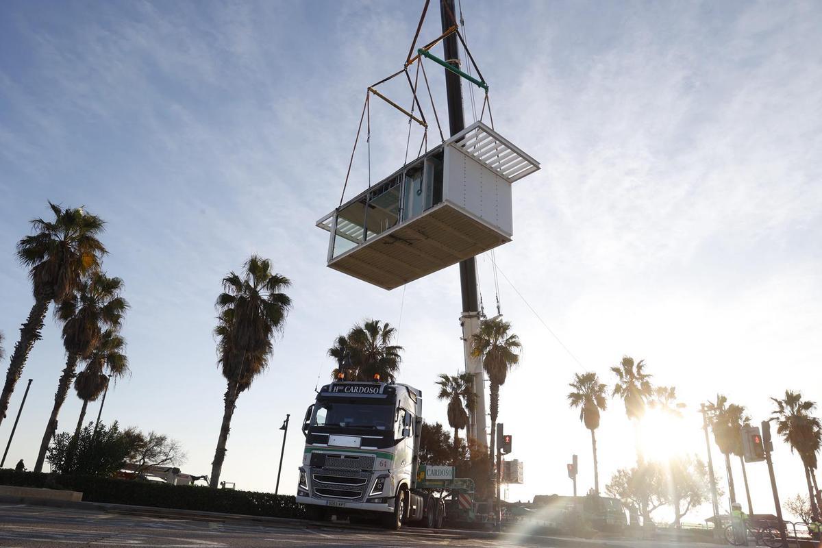 Así ha sido la instalación chiringuitos modulares de la Malva-rosa Así ha sido la instalación chiringuitos modulares de la Malva-rosa