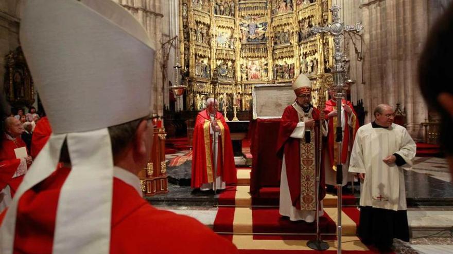 El Arzobispo, de pie, y su auxiliar, de espaldas, durante la veneración del Santo Sudario.