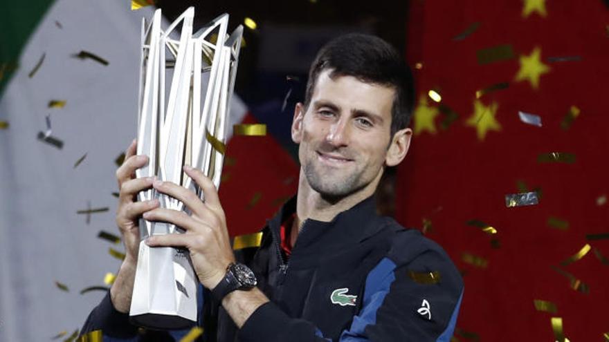 Novak Djokovic, con el trofeo de campeón en Shanghái