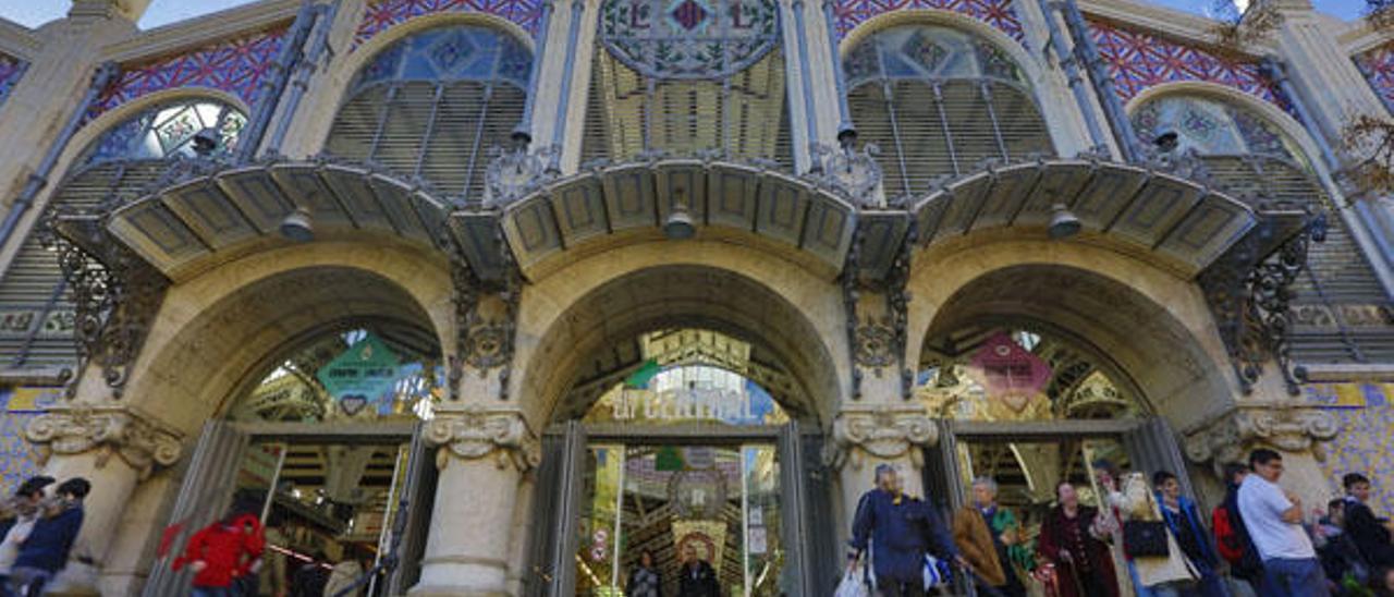 La iluminación monumental del Mercat Central instalada en 2008 sigue sin uso