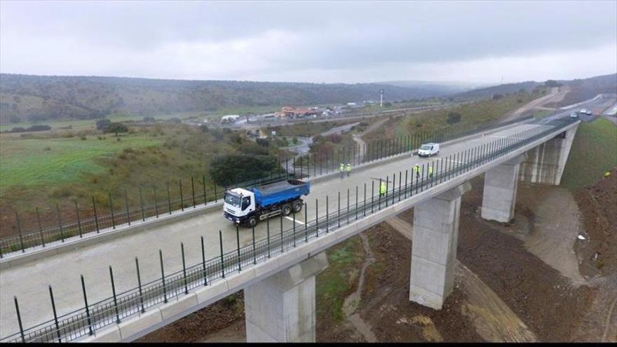 pruebas de carga en 4 viaductos de la plataforma del ave en cáceres