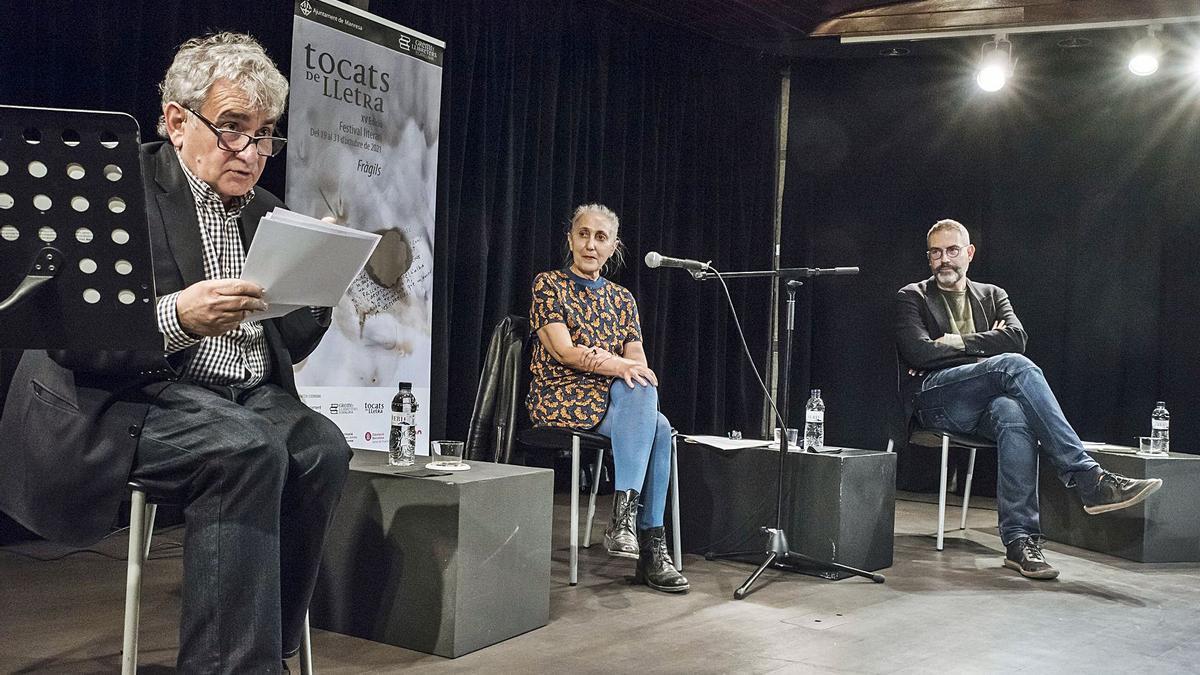 Bernardo Atxaga, Chus Pato i Manuel Forcano van recitar en la seva pròpia llengua durant l’acte «País petit», a l’Espai Plana de l’Om | OSCAR BAYONA