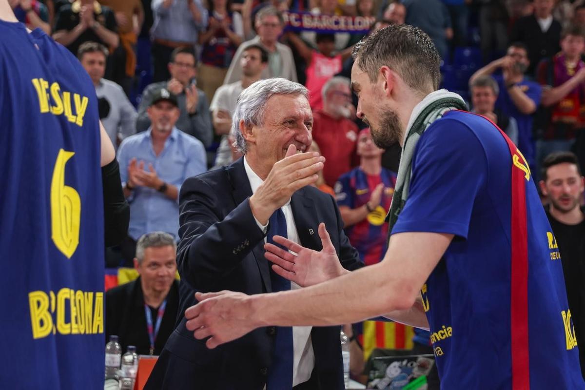Los jugadores como Sato también se despidieron del técnico