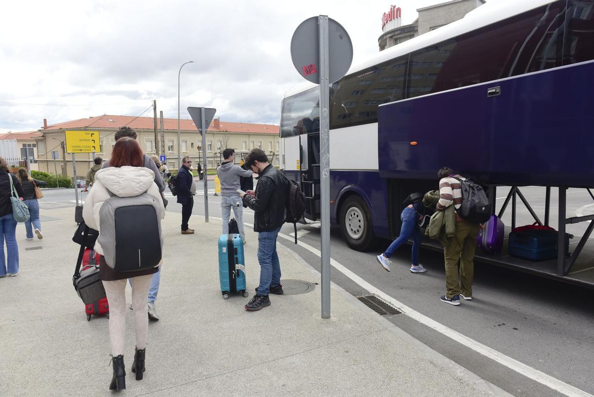 El cierre de la estación ferroviaria los días 28 y 29 de marzo obliga a diseñar un plan alternativo de transporte para garantizar la movilidad de los viajeros. El primer día se ha desarrollado con tranquilidad y pocos pasajeros en el servicio extraordinario de buses. El cierre de la estación ferroviaria los días 28 y 29 de marzo obliga a diseñar un plan alternativo de transporte para garantizar la movilidad de los viajeros. El primer día se ha desarrollado con tranquilidad y pocos pasajeros en el servicio extraordinario de buses.