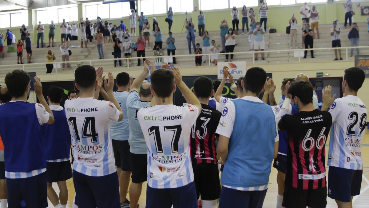 El San José aplaude a su público tras bajar de Segunda B.