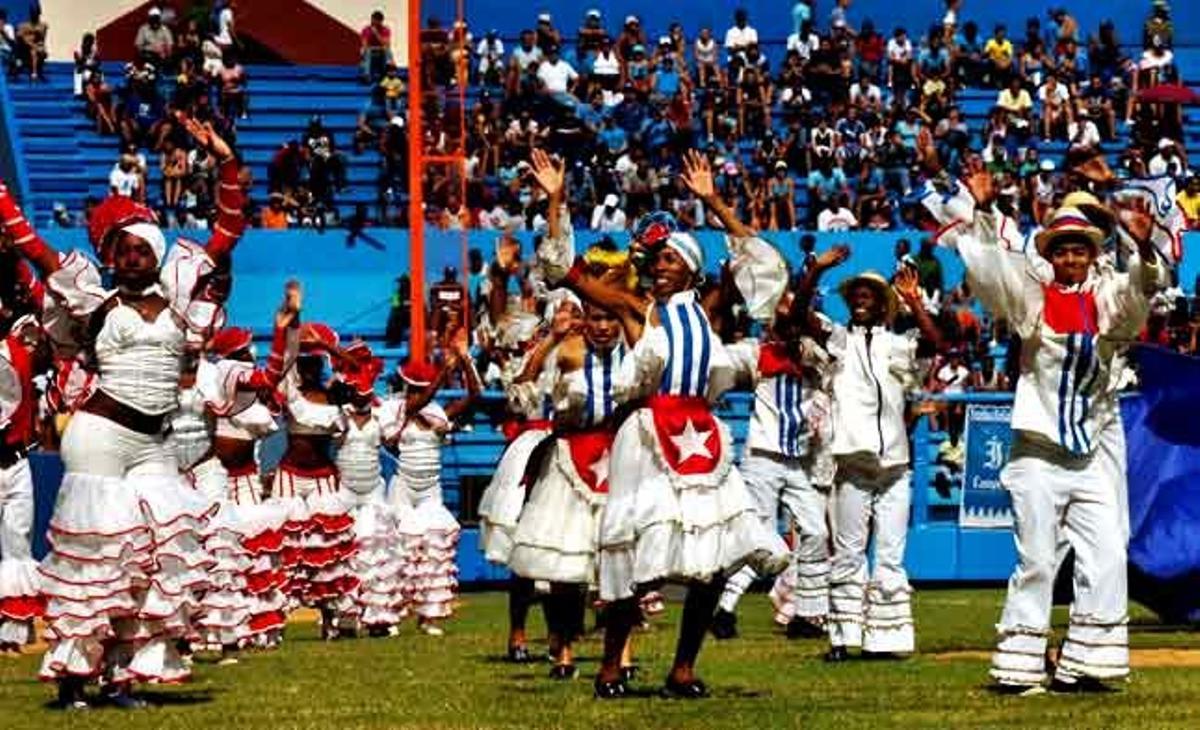 Ballarins actuen en el llançament de la 50 Sèrie Nacional de beisbol 2010-2011, en un partit entre Villa Clara i Nacional a l’estadi Llatinoamericà a l’Havana (Cuba).