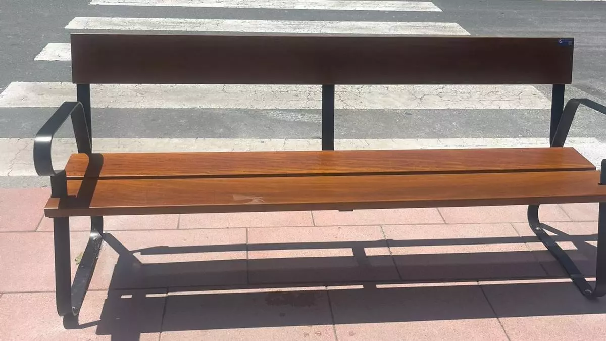 Un banco en un paso de peatones de la avenida de Gran Canaria de A Coruña