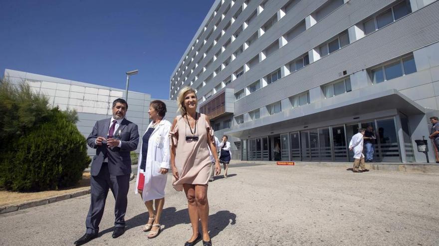 La consejera de Sanidad, Verónica Casado, visita el Hospital Nuestra Señora de Sonsoles, donde mantiene varias reuniones con representantes del sistema y servicio sanitario.