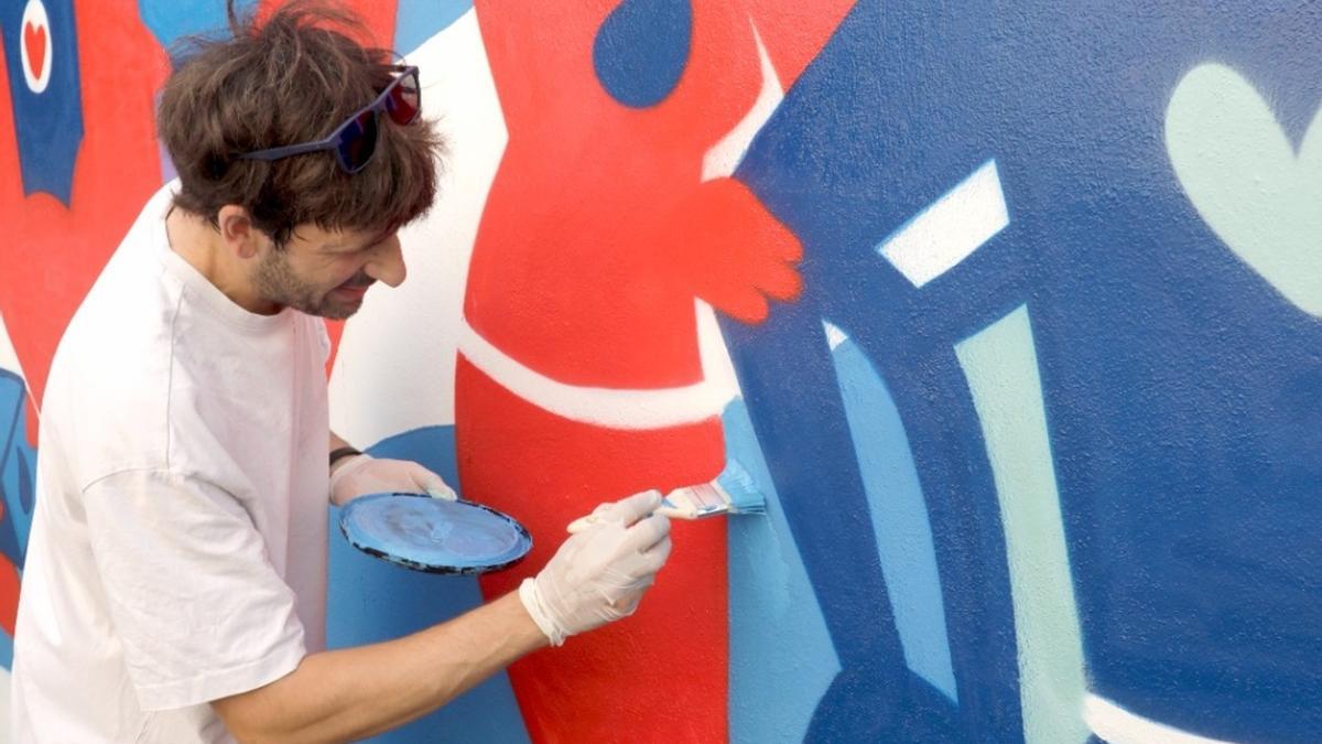 David de Limón, durante la elaboración del mural en la sede de Aquaservice.