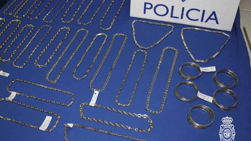 Dos arrestados por vender joyas de oro falsas en casas de empeño en Madrid