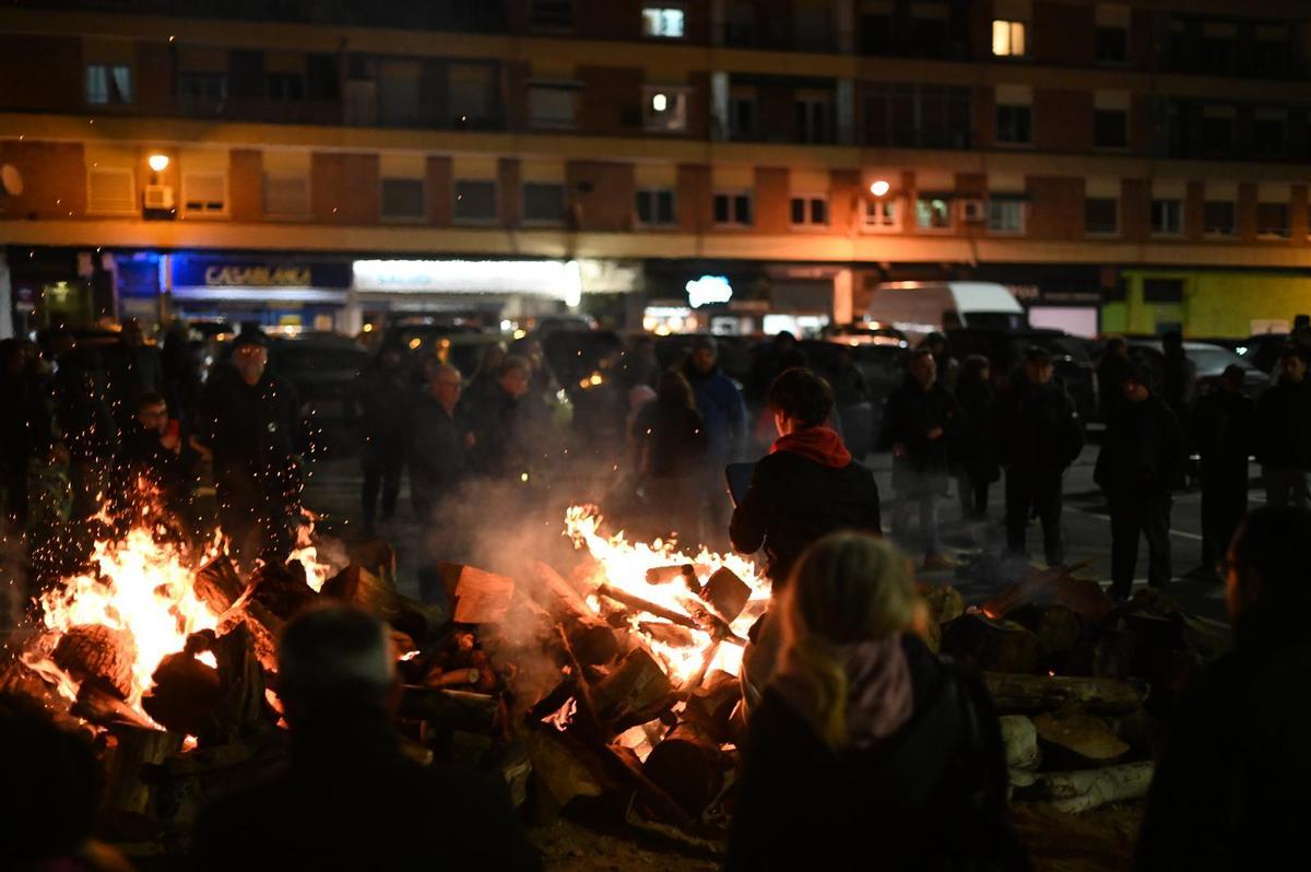 En imágenes | Los barrios de Casablanca y San Juan de Mozarrifar prenden sus hogueras de San Antón