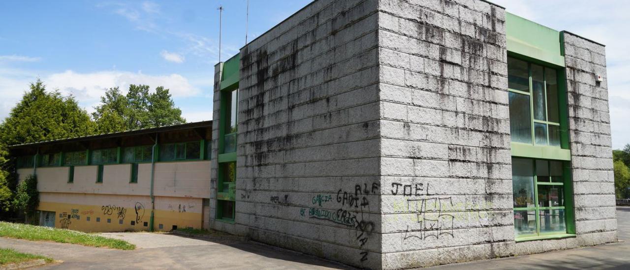 Aspecto que presenta actualmente el edificio de la antigua piscina climatizada.