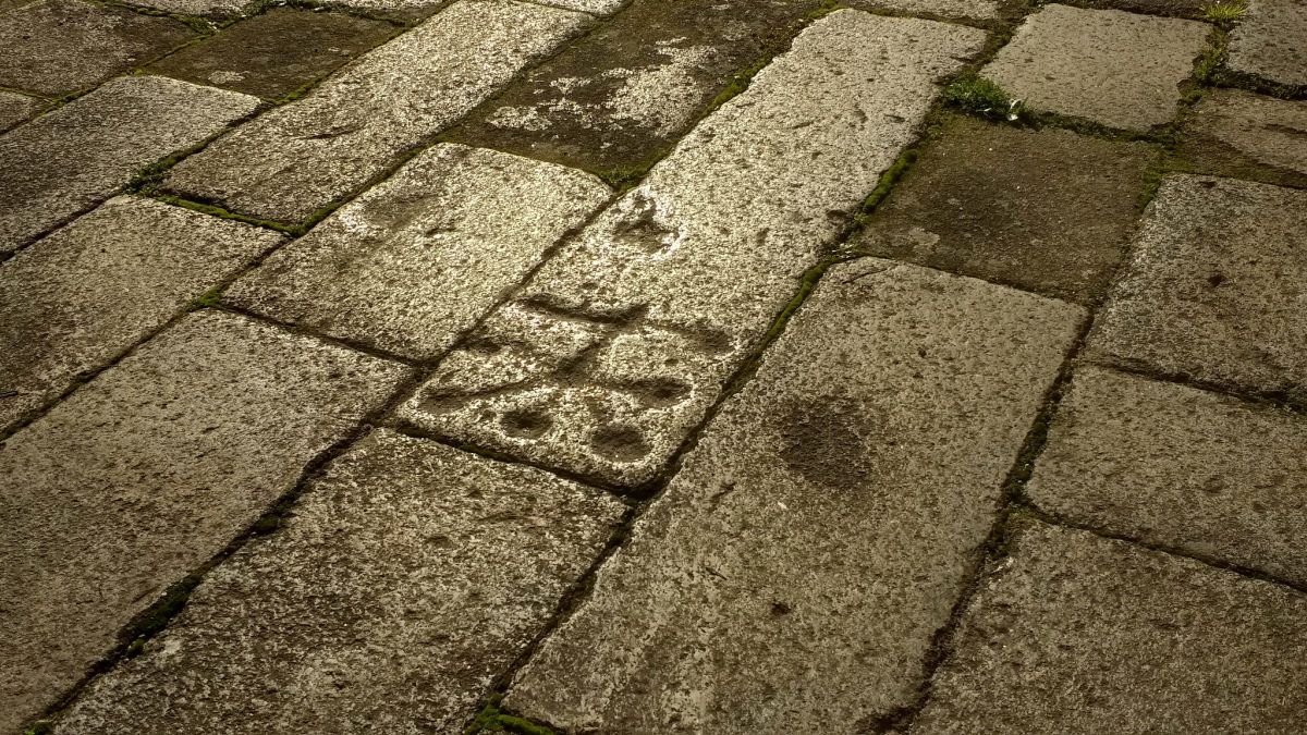 Tablero situado en frente del monasterio de San Martiño Pinario.