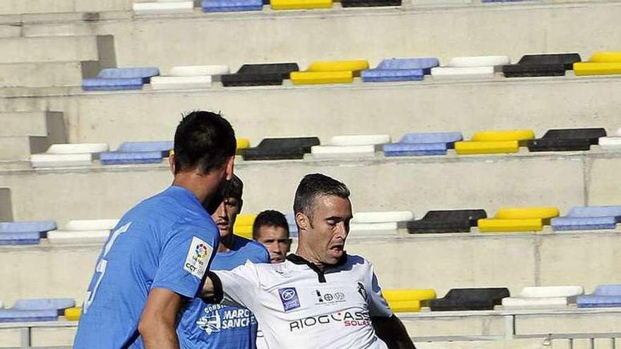 Invernón golpea el balón ante la presencia de Ángel.