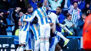 Los jugadores del Huddersfield Town celebran un gol