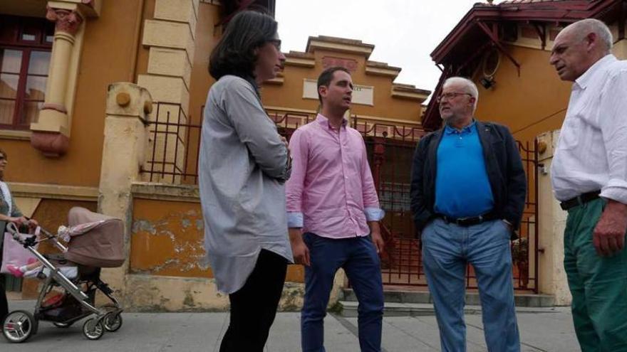 Por la izquierda, los miembros del PP Ana Bretón, David González Medina, Jesús González-Nuevo Quiñones y José Fernández en Piedras Blancas.