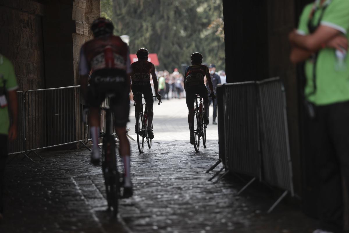 PAMPLONA, 10/09/2023.- Varios ciclistas antes del control de firmas de la 15ª etapa de La Vuelta que transcurre entre Pamplona y Lekunberri, tras 158,5 km de recorrido. EFE/Manuel Bruque