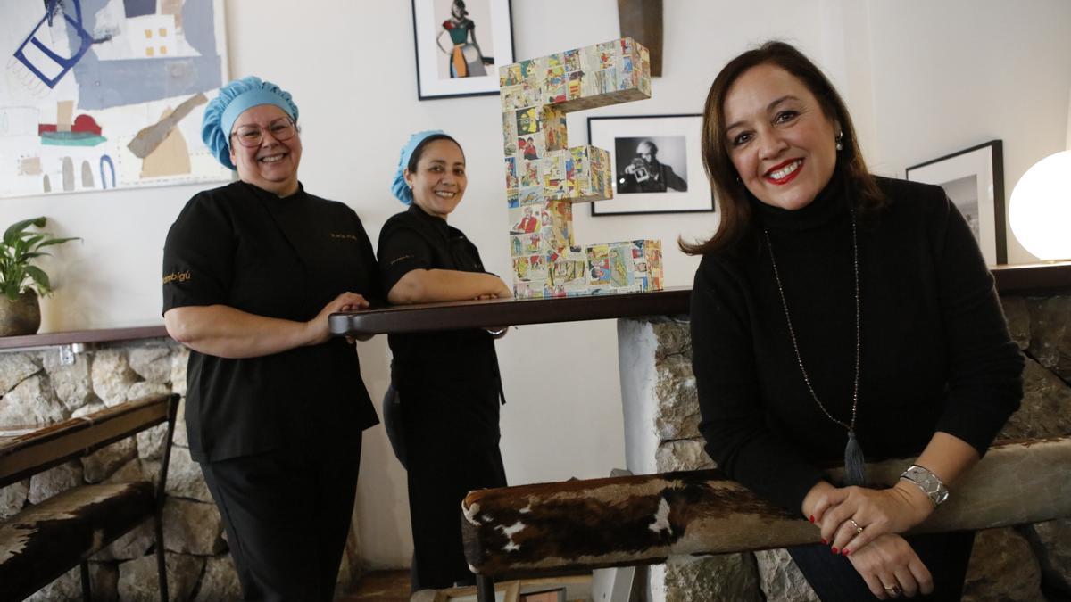 Eva Martín Soler mit ihren Köchinnen Karla Maia Costa (li.) und Jessica Castro.