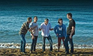 El grup conversa a la riba de la cala Pilar, a Ciutadella.