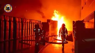 Los bomberos logran controlar el incendio de Potries aunque se mantienen las evacuaciones