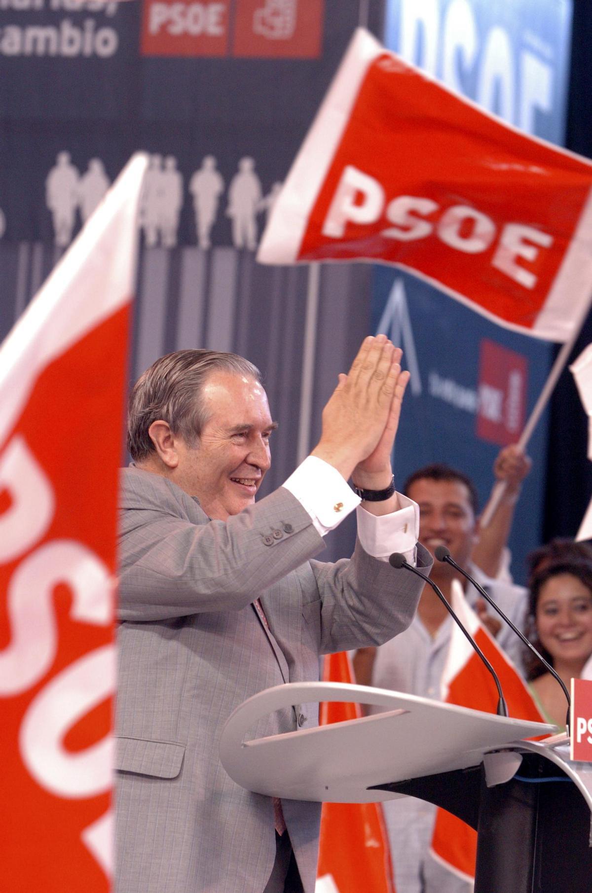 Jerónimo Saavedra en un mitin del PSOE en 2007.