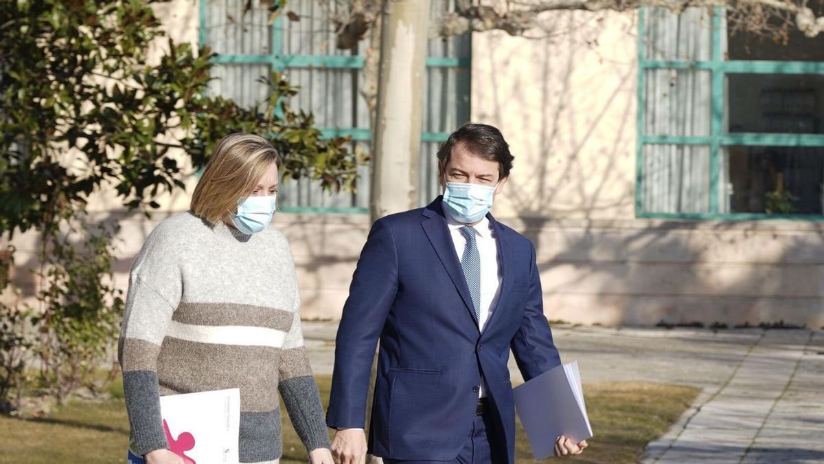 Isabel Blanco, junto a Fernández Mañueco. | |  L. O. Z.