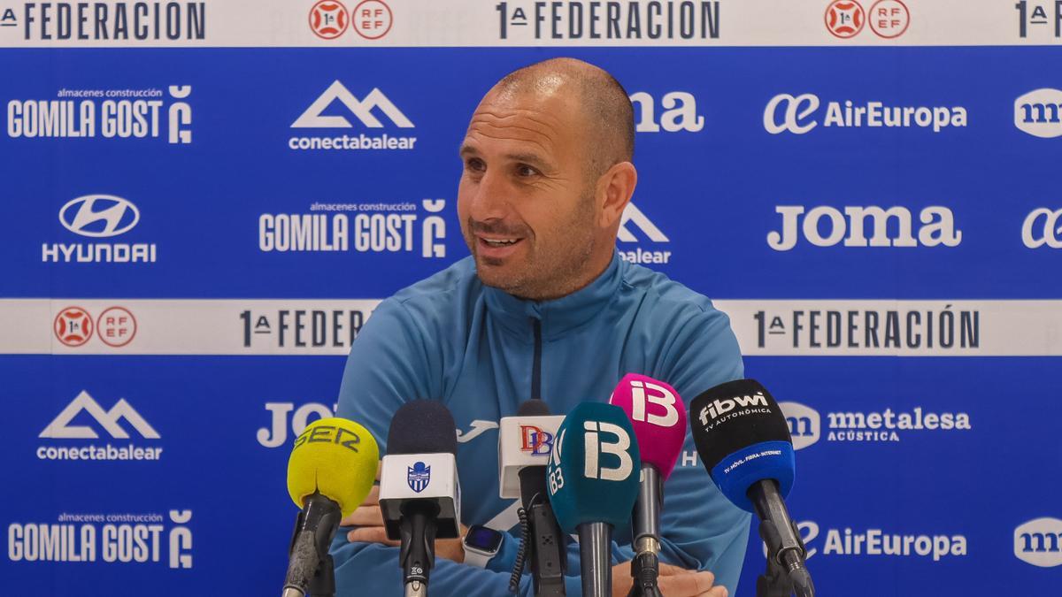 Tato García, entrenador del Atlético Baleares, en rueda de prensa.,