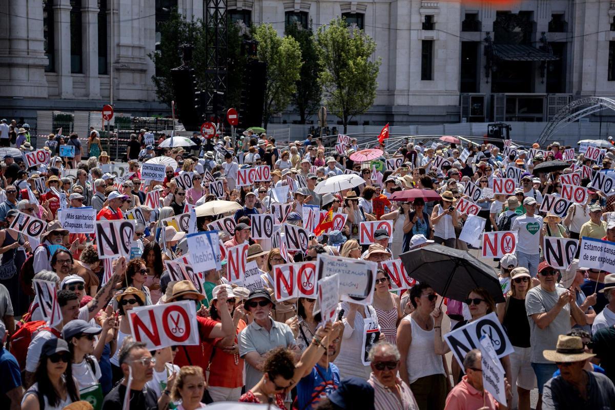 Numerosas personas participan en una manifestación por la sanidad pública y para denunciar el desmantelamiento del sistema sanitario público por parte del gobierno de Isabel Díaz Ayuso, a 31 de mayo de 2026, en Madrid (España).