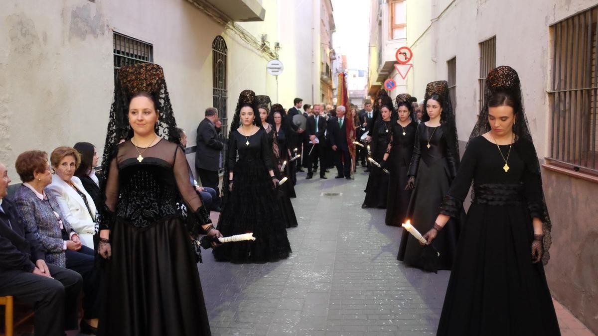 Las Camareras de la Mare de Déu de la Soledat 2023 durante la procesión.