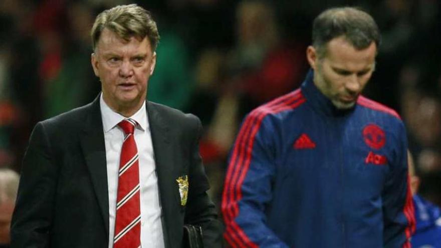 Van Gaal y Giggs, en el partido de ayer en Old Trafford.