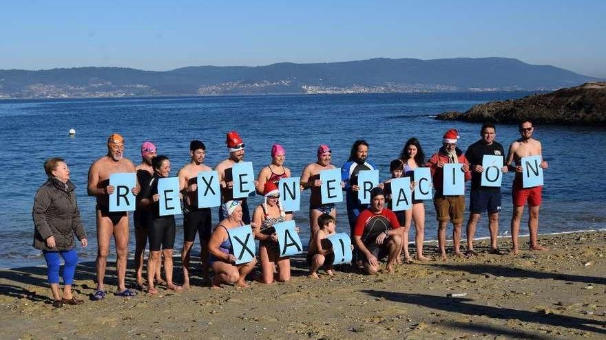 Los asistentes al baño reivindicativo posaron en la playa de Pescadoira. // S. Á.