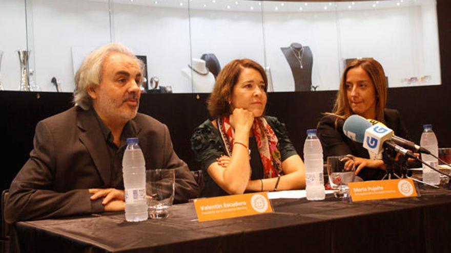 La actriz María Pujalte (centro), ayer, en un acto en la joyería Candame en la calle Emilia Pardo Bazán. / Rubén Ardao