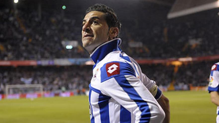 Riki celebra el gol que abrió el marcador.