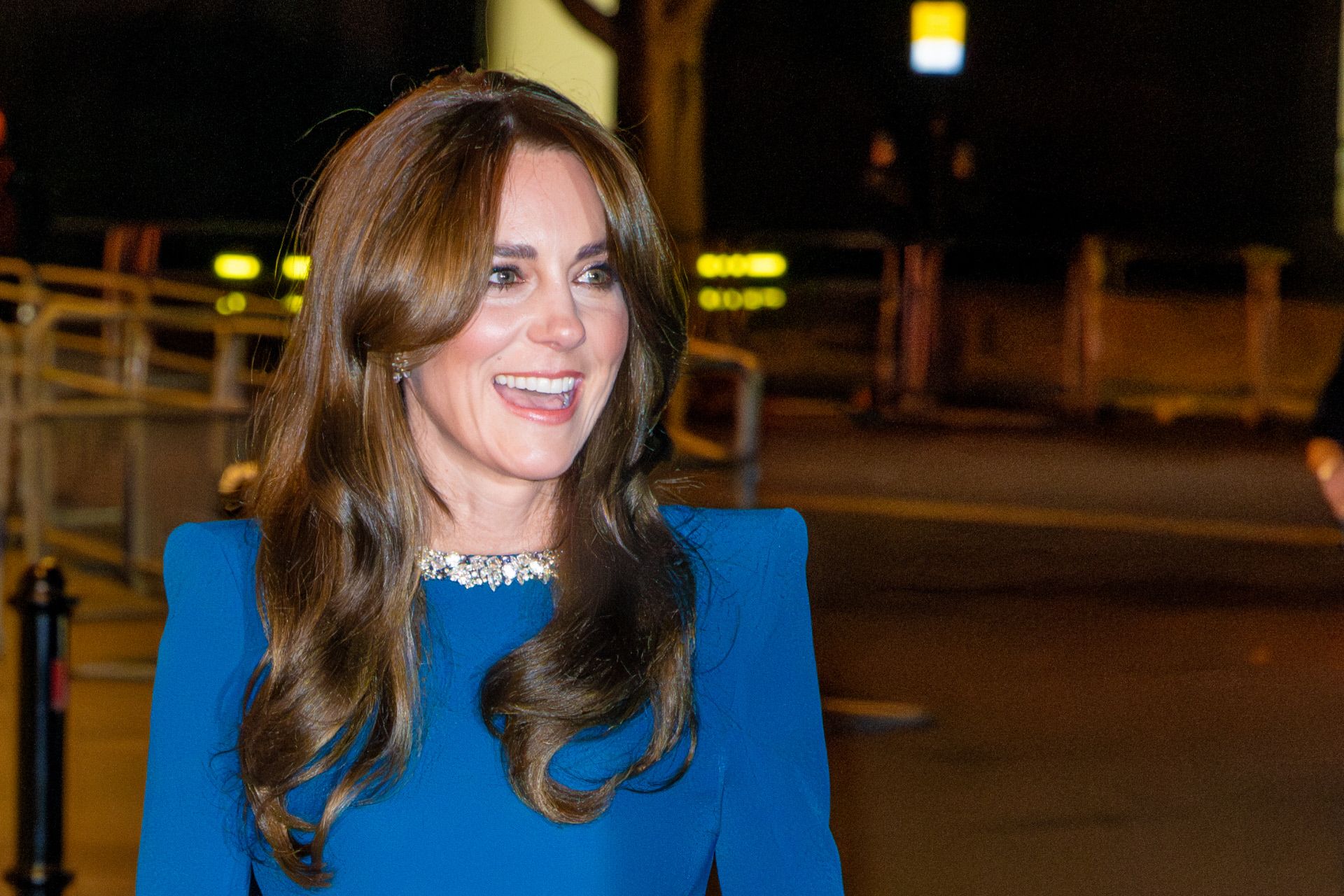 Kate Middleton elige un vestido estilo capa para la grabación anual de 'Royal Variety'.